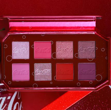 Кола возвращается: новая коллекция Coca-Cola & Glamlite