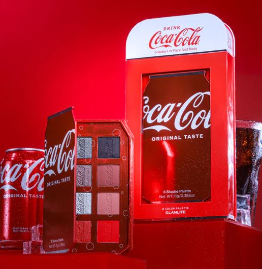 Кола возвращается: новая коллекция Coca-Cola & Glamlite