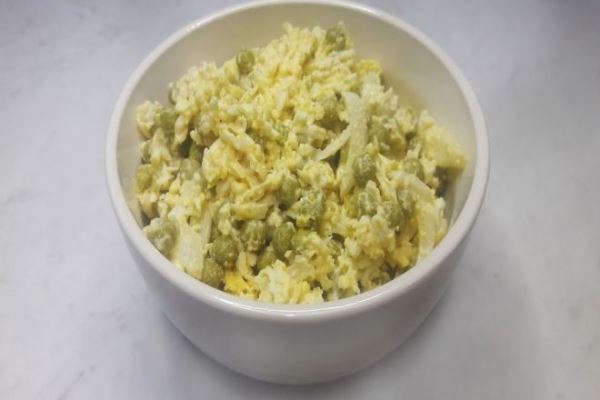 Салат Чайка с сыром, яйцами и зеленым горошком