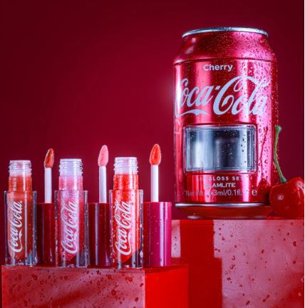 Кола возвращается: новая коллекция Coca-Cola & Glamlite