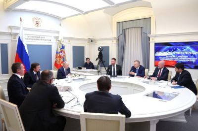 Путин указал на сложность регистрации лекарств в России